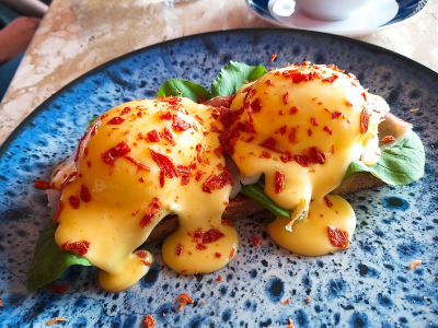 Prato clássico de Ovos Benedict com molho holandês